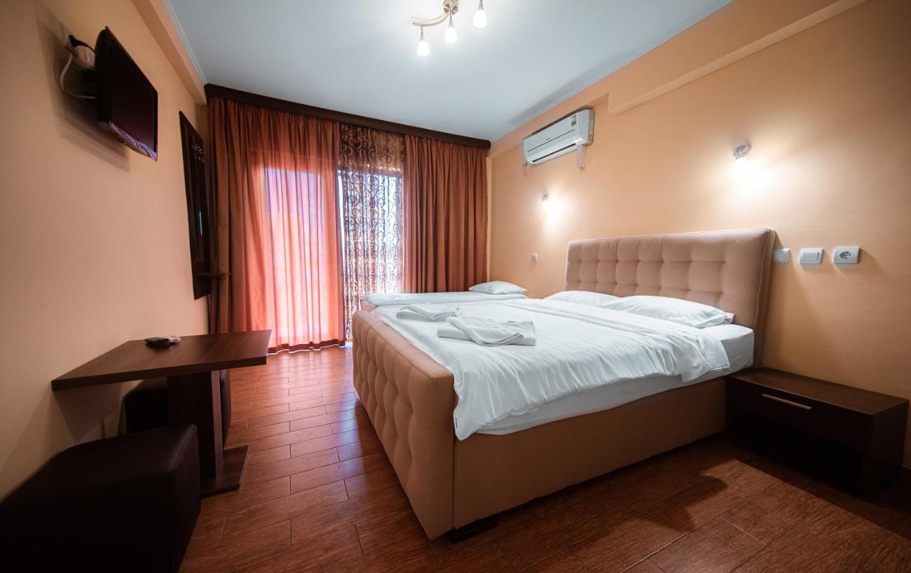 Hotel Casa Soarelui Două Mai Exterior foto